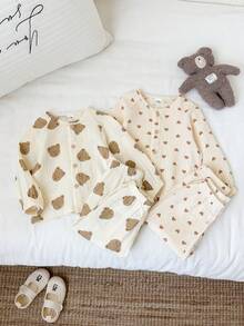 SHEIN Vintaside Kids 女嬰秋季奶油米色甜美韓風輕量棉紗襯衫套裝，熊與愛心印花長袖上衣搭配休閒長褲多件套，寬鬆舒適日常穿著，韓式極簡百搭日常外出穿搭，秋冬理想服裝套裝 - 杏色 - 查看 6