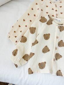 SHEIN Vintaside Kids 女嬰秋季奶油米色甜美韓風輕量棉紗襯衫套裝，熊與愛心印花長袖上衣搭配休閒長褲多件套，寬鬆舒適日常穿著，韓式極簡百搭日常外出穿搭，秋冬理想服裝套裝 - 杏色 - 查看 8