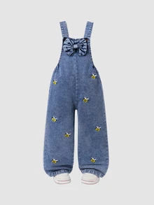 SHEIN Genkimix Kids 女童長褲 時尚百搭款 幼兒牛仔吊帶褲 春夏秋冬皆宜 復古中藍色牛仔布 黃色與白色刺繡設計 增添可愛氛圍 胸前大蝴蝶結設計 寬鬆直筒版型 簡約時尚 適合日常穿著、上學、聚會 刷毛加厚 - 藍色 - 查看 4