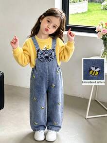 SHEIN Genkimix Kids 女童長褲 時尚百搭款 幼兒牛仔吊帶褲 春夏秋冬皆宜 復古中藍色牛仔布 黃色與白色刺繡設計 增添可愛氛圍 胸前大蝴蝶結設計 寬鬆直筒版型 簡約時尚 適合日常穿著、上學、聚會 刷毛加厚 - 藍色 - 查看 9