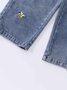 SHEIN Genkimix Kids 女童長褲 時尚百搭款 幼兒牛仔吊帶褲 春夏秋冬皆宜 復古中藍色牛仔布 黃色與白色刺繡設計 增添可愛氛圍 胸前大蝴蝶結設計 寬鬆直筒版型 簡約時尚 適合日常穿著、上學、聚會 刷毛加厚 - 藍色 - 查看 7
