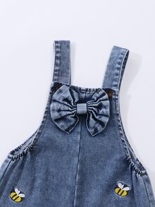 SHEIN Genkimix Kids 女童長褲 時尚百搭款 幼兒牛仔吊帶褲 春夏秋冬皆宜 復古中藍色牛仔布 黃色與白色刺繡設計 增添可愛氛圍 胸前大蝴蝶結設計 寬鬆直筒版型 簡約時尚 適合日常穿著、上學、聚會 刷毛加厚 - 藍色 - 查看 5