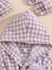 SHEIN 1件新生女嬰紫色與白色格紋毛絨長袖連帽外套，保暖休閒可愛，內層加厚保暖毛皮，附蝴蝶結帽子、拖鞋與綁帶套裝，適合冬季日常外出或室內場合 - 淡紫色 - 查看 3