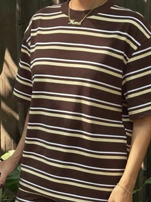 Veykashi 休閒寬鬆極簡風黃棕對比不對稱條紋滿版印花大尺碼女款夏季T恤短褲兩件套度假裝 - 棕色 - 查看 4