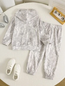 SHEIN 2件組兒童小男孩秋冬迷彩套頭運動衫長袖套頭衫與運動長褲套裝，迷彩套裝，兒童套裝，運動衫套裝，秋冬套裝 - 彩色 - 查看 2