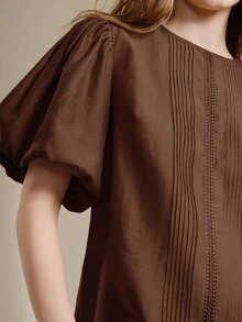 Arave 女款輕量亮面布料寬鬆百褶鏤空對比蕾絲泡泡短袖圓領日常通勤上衣 - 紫紅色 - 查看 1