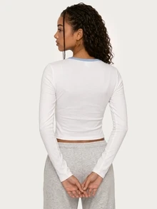 MISSGUIDED TEEN 長袖短版上衣，大學校隊圖案印花，羅紋領口，修身剪裁，適合休閒日常穿著 - 白色 - 查看 2