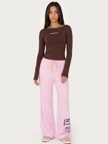 MISSGUIDED TEEN 巧克力棕色船領長袖短版上衣，胸前刺繡 Obsessed 口號，修身針織面料，秋冬必備 - 咖啡棕 - 查看 3