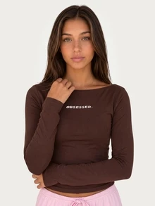 MISSGUIDED TEEN 巧克力棕色船領長袖短版上衣，胸前刺繡 Obsessed 口號，修身針織面料，秋冬必備 - 咖啡棕 - 查看 5
