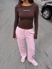 MISSGUIDED TEEN 巧克力棕色船領長袖短版上衣，胸前刺繡 Obsessed 口號，修身針織面料，秋冬必備 - 咖啡棕 - 查看 6
