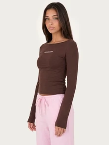 MISSGUIDED TEEN 巧克力棕色船領長袖短版上衣，胸前刺繡 Obsessed 口號，修身針織面料，秋冬必備 - 咖啡棕 - 查看 4