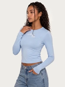 MISSGUIDED TEEN 修身長袖圓領短版上衣，胸前草寫標語字體印花，秋冬休閒日常穿搭 - 藍色 - 查看 4