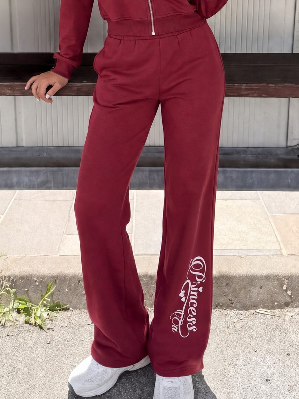 MISSGUIDED TEEN Pantaloni della tuta in pile a gamba larga con stampa script Princess Era sulle gambe e vita elastica in bordeaux per l'autunno inverno, comodi e casual per l'uso quotidiano
