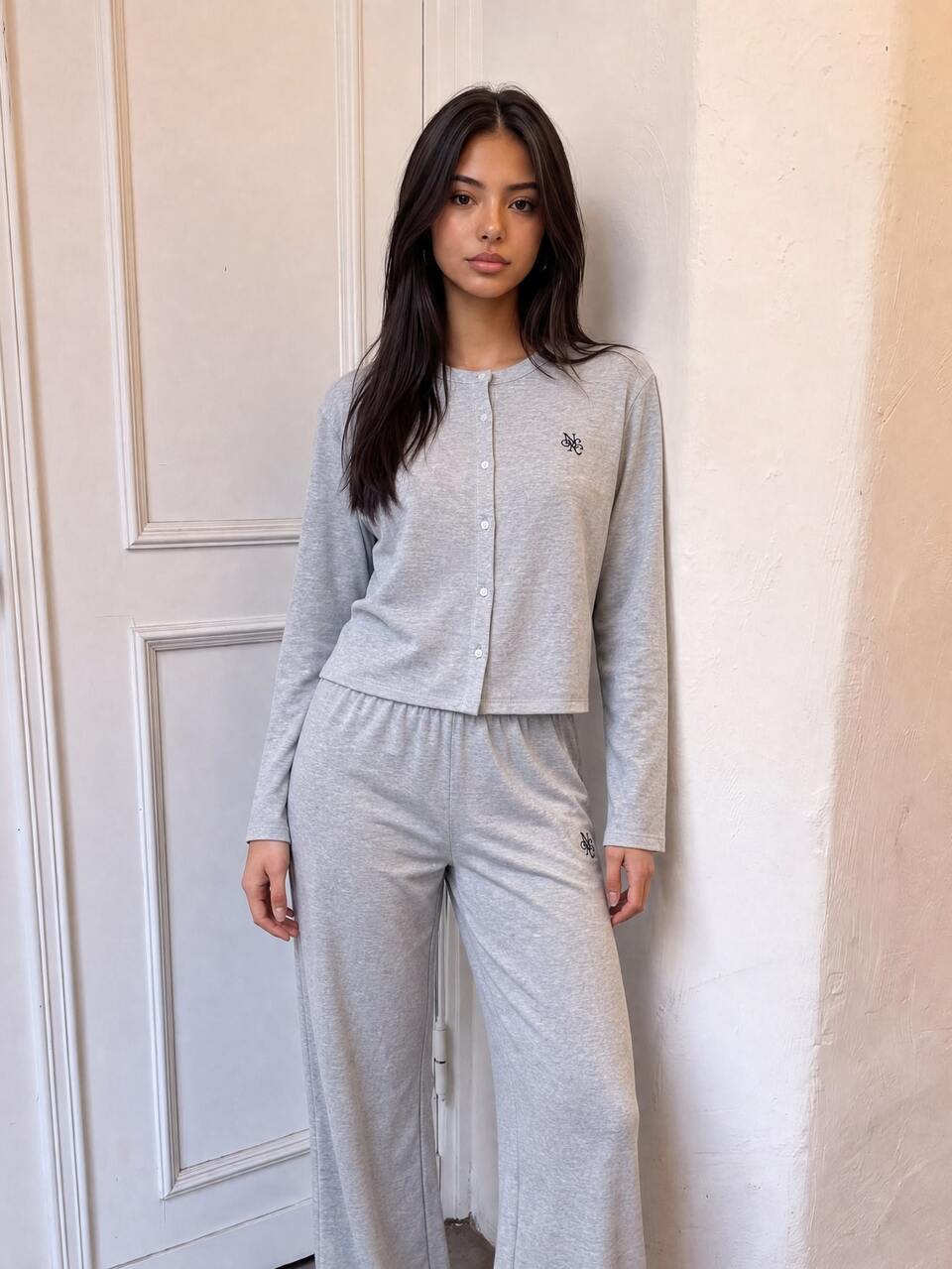 MISSGUIDED TEEN Boxy Fit Long Sleeve Crew Neck Button Front Crop Top With Embroidered Logo Detail Perfect For Fall Winter Casual Everyday Layering