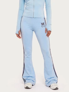 MISSGUIDED TEEN بنطال رياضي واسع الساق مع خط جانبي وطباعة شعار جرافيكي، بنطال جيرسي بتصميم ريترو Y2K واسع الساق - الأزرق - مشاهدة 4