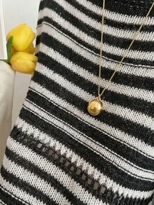 SHEIN Holidaya 新款夏季女款海灘度假上衣 白色鏤空針織披肩上衣 船領不對稱下擺 橫條紋與鏤空細節 沿海波希米亞風 隨性層次穿搭 - 黑色 - 查看 5