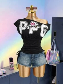 THE POWERPUFF GIRLS X SHEIN قميص تي شيرت نسائي كاجوال عصري للشارع والتنقل اليومي، مطبوع بحرف كرتوني على الرقبة غير المتماثلة، مع رباط وكشكشة، مناسب للصيف - الأسود - مشاهدة 8