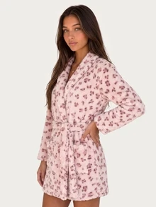 MISSGUIDED TEEN Fluffy Fleece Wrap Robe With Leopard Print, Shawl Collar, Belt Tie Waist, Front Pockets, And Long Sleeves For Cozy Winter Loungewear - Pink - View 3