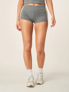 Missguided x Playboy 1953 Script Logo 短裤，撞色条纹细节，后背印花，迷你长度 - 彩色 - 查看 5