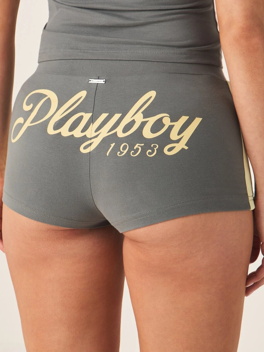 Missguided x Playboy 1953 Script Logo 短裤,撞色条纹细节,后背印花,迷你长度 - 彩色 - 查看 1