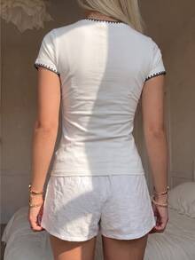 CovetEZ 休閒極簡性感露肩 95% 白色棉短袖 T 恤，適合春夏，春夏服裝搭配 - 白色 - 查看 2