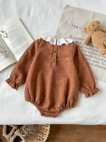 SHEIN 女嬰春秋燈芯絨蕾絲領泰迪熊圖案長袖連身衣，復古可愛家庭套裝甜美風棕色節日拍照款 - 卡其色 - 查看 2