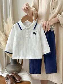 SHEIN Playful Pals 2件組男嬰波羅衫+長褲套裝，學院風白色與皇家藍華夫格針織馬圖案，長袖翻領，合身款，適合生日派對、秋季慢跑，舒適休閒穿搭 - 藍色 - 查看 4