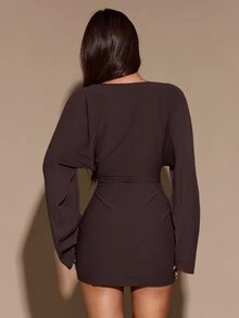 SHEIN BAE فستان ميني محبوك ضيق للنساء بلون موحد، مثير، بياقة V عميقة وظهر مكشوف وأكمام طويلة وتجاعيد، للخريف/الشتاء - بني - مشاهدة 2