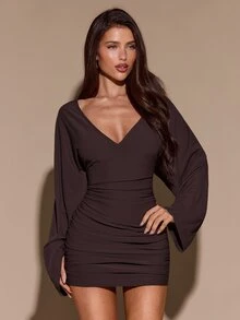 SHEIN BAE فستان ميني محبوك ضيق للنساء بلون موحد، مثير، بياقة V عميقة وظهر مكشوف وأكمام طويلة وتجاعيد، للخريف/الشتاء - بني - مشاهدة 8