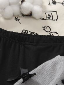 SHEIN Playful Pals 两件套韩版灰色蝴蝶结装饰开衫，适合幼儿的长袖外套。这款外套正面中央纽扣开合，方便穿着，蝴蝶结装饰更添时尚优雅气息。搭配修身黑色长裤，适合外出、旅行和日常穿着。 - 灰色 - 查看 3