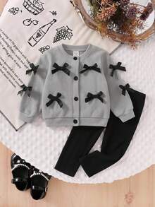 SHEIN Playful Pals 两件套韩版灰色蝴蝶结装饰开衫，适合幼儿的长袖外套。这款外套正面中央纽扣开合，方便穿着，蝴蝶结装饰更添时尚优雅气息。搭配修身黑色长裤，适合外出、旅行和日常穿着。 - 灰色 - 查看 1