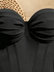 SHEIN Franclia 女款純色抓皺胸前不對稱下擺抹胸上衣 夜店黑色夏季性感繃帶款 萬聖節派對夜店穿搭 - 黑色 - 查看 4