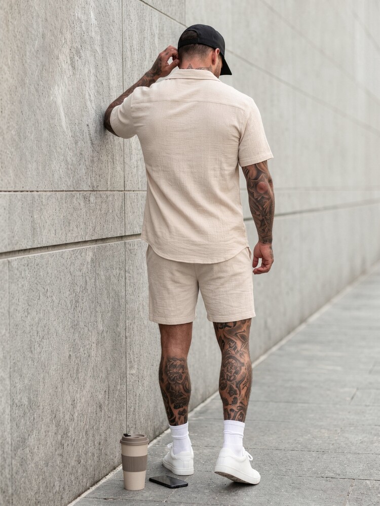 KRYTIVO Plus Size Men 2 Delar Set Enfärgad texturerad kortärmad skjorta och shorts - Aprikos - Visa 2