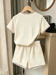 SHEIN Sparklyn 两件套女童韩版清新甜美白色底彩色格子印花短袖上衣+白色休闲短裤套装，领口、袖口和下摆饰有撞色荷叶边，轻盈透气，适合春、夏、秋季日常穿着、上学、休闲外出。 - 彩色 - 查看 2