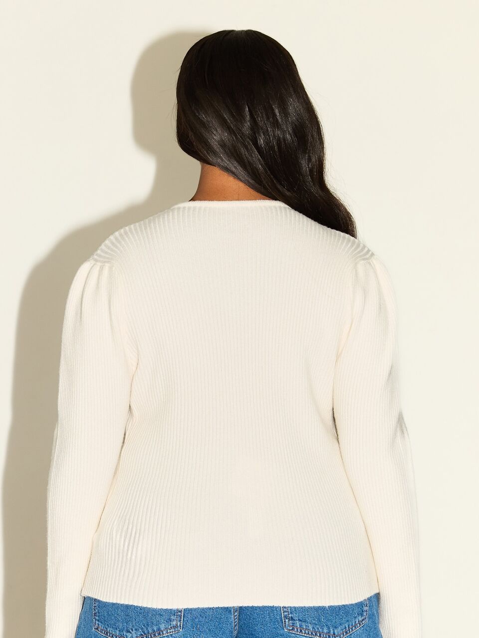 Cardigan en tricot côtelé grande taille avec détails de boutons dorés et manches bouffantes, mode automne-hiver chic et élégante, maille pour femmes, garde-robe capsule