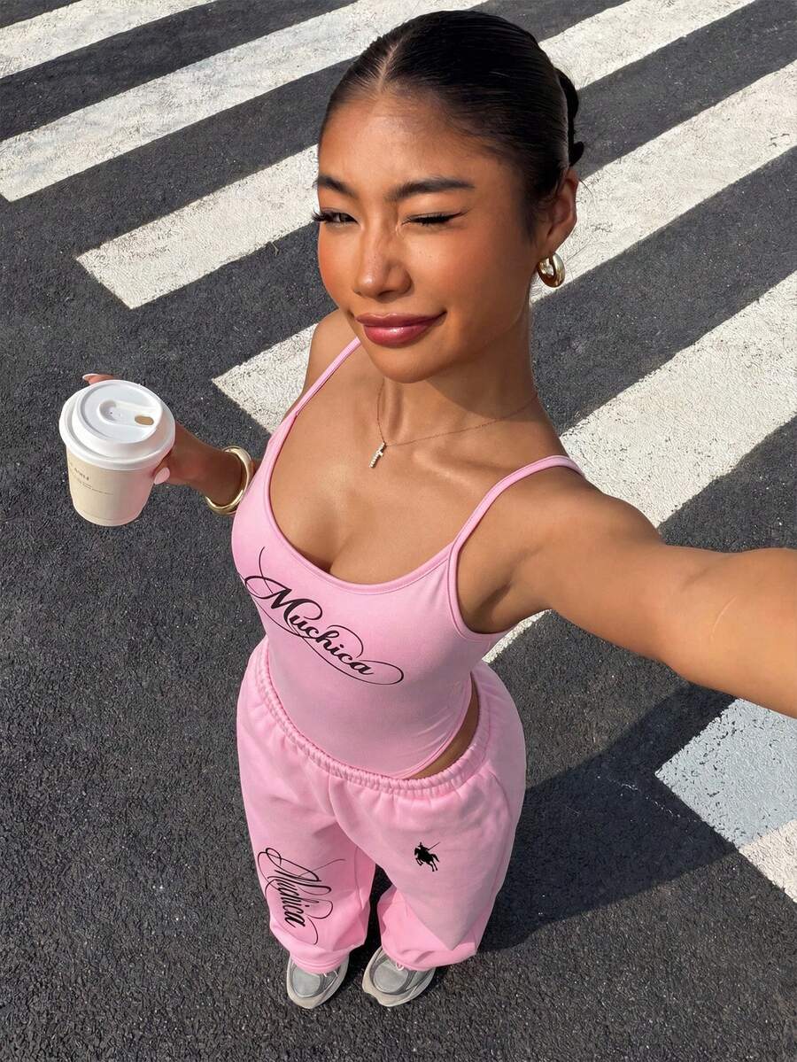 Muchica 女款2件組粉色運動細肩帶連身內衣與泡棉印花波士頓Logo彈性緊身內搭褲,夏季演唱會街頭風Y2K極簡休閒無袖連身衣與寬鬆低腰褲套裝,適合日常通勤、約會、派對、秋冬夏、聖誕節、新年、感恩節、婚禮、海灘、畢業季、時尚優雅休閒出遊、亮面情人節度假等場合 - 粉色 - 查看 1