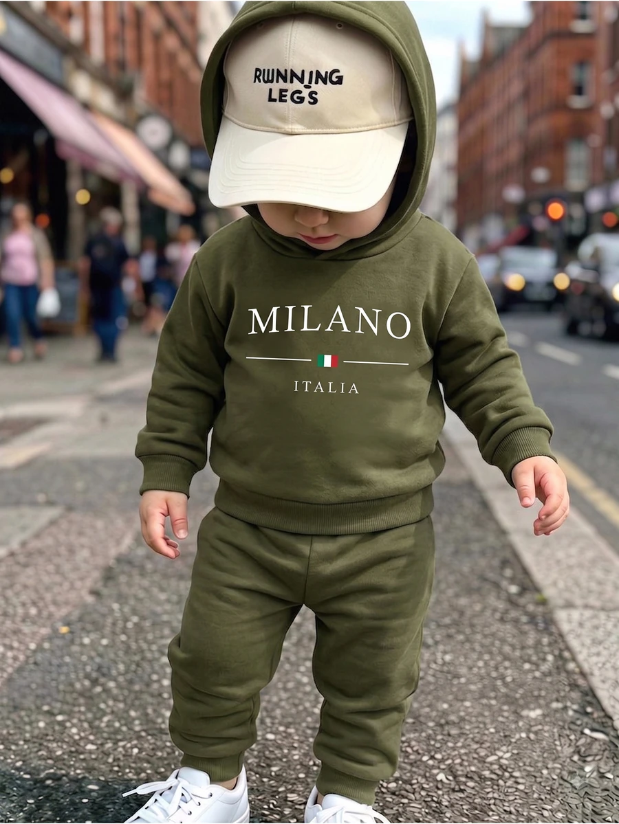 SHEIN 男嬰服飾 Milano 字母印花長袖連帽衛衣與慢跑褲套裝 秋冬橄欖綠外套運動服 2件套穿搭 - 軍綠色 - 查看 1