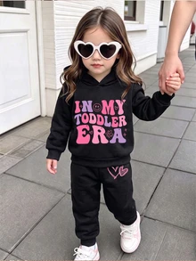 女嬰 In My Toddler Era 字母印花長袖連帽衛衣與慢跑褲套裝，秋冬心形圖案運動服 2 件套穿搭 - 黑色 - 查看 1