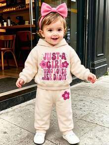 SHEIN Vintaside Kids 2件組女嬰套裝，花卉字母印花連帽衛衣、保暖內裡運動長褲，Just A Girl Who Loves Her Daddy，米色，秋季，可愛，度假 - 杏色 - 查看 1