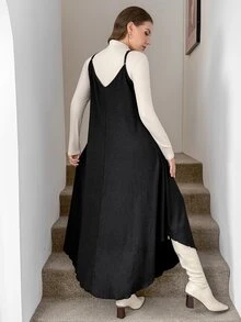 SHEIN LUNE Gaun Cami Ukuran Plus Warna Polos dengan Hem Asimetris - Hitam - View 2