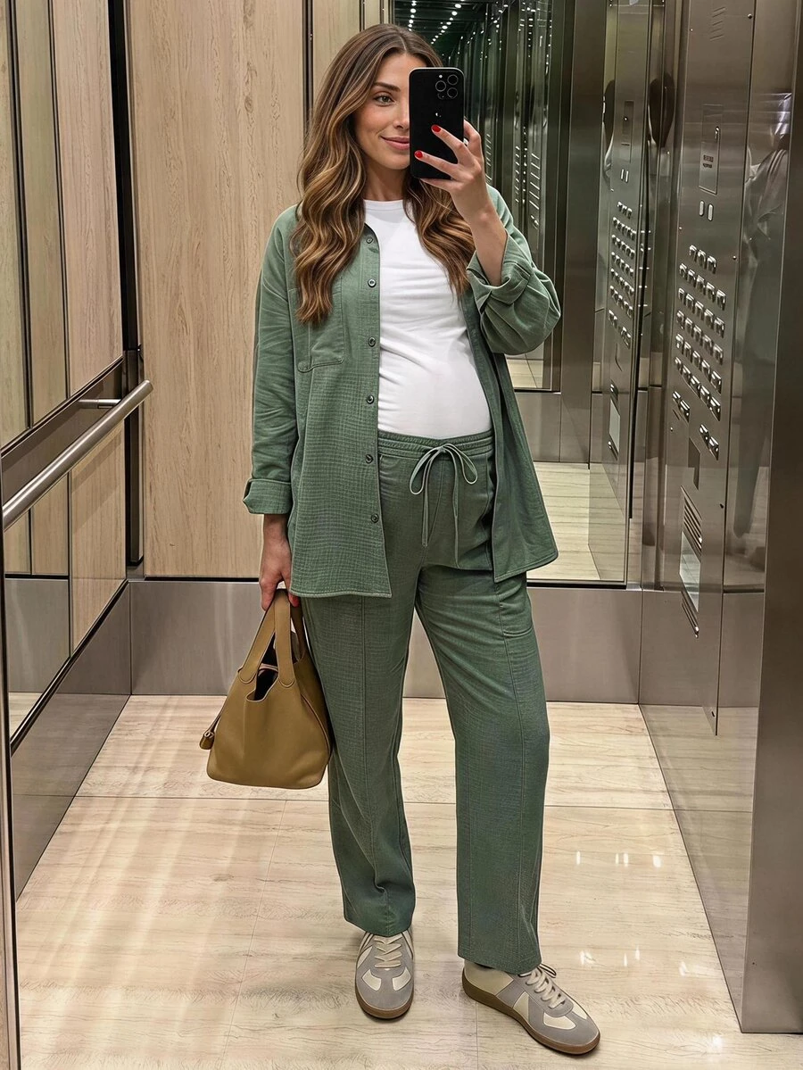 SHEIN طقم كاجوال يومي من قطعتين للحوامل للخريف، ملابس علوية بلون سادة بأكمام طويلة وأزرار أمامية وبنطلون طويل بخصر قابل للتعديل - أخضر - مشاهدة 1