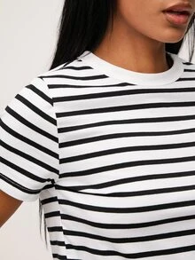 SHEIN BASICS 女款夏季休閒圓領條紋印花上衣，黑白條紋 - 黑與白 - 查看 5