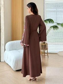 Al Najma 復古優雅日常深棕色V領對比蕾絲側綁帶設計收腰阿拉伯長洋裝 沙烏地阿拉伯國慶日棕色 - 棕色 - 查看 8