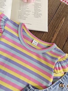 SHEIN Vintaside Kids 2件組女嬰春秋彩虹條紋丹寧藍甜美俏皮風荷葉邊長袖內搭上衣＋花朵蜜蜂蝴蝶印花丹寧吊帶褲套裝，寬鬆直筒褲管，適合日常外出、戶外玩耍、生日派對、拍照攝影、家庭聚會 - 彩色 - 查看 4