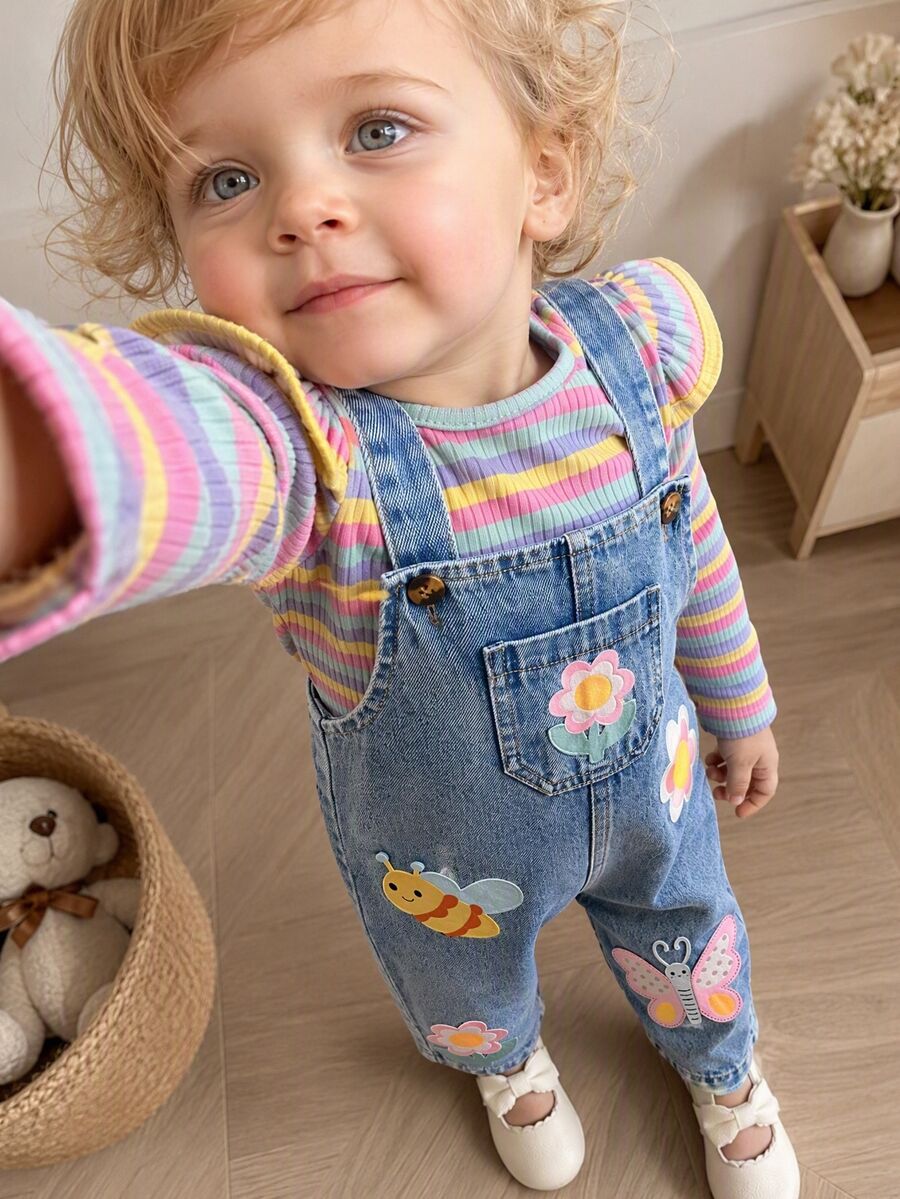 SHEIN Vintaside Kids 2件組女嬰春秋彩虹條紋丹寧藍甜美俏皮風荷葉邊長袖內搭上衣+花朵蜜蜂蝴蝶印花丹寧吊帶褲套裝,寬鬆直筒褲管,適合日常外出、戶外玩耍、生日派對、拍照攝影、家庭聚會 - 彩色 - 查看 1