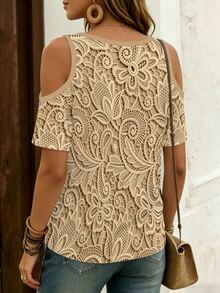 EMERY ROSE Camiseta de manga corta con cuello en V y hombros descubiertos con estampado de patrón de encaje - Multicolor - Ver 2
