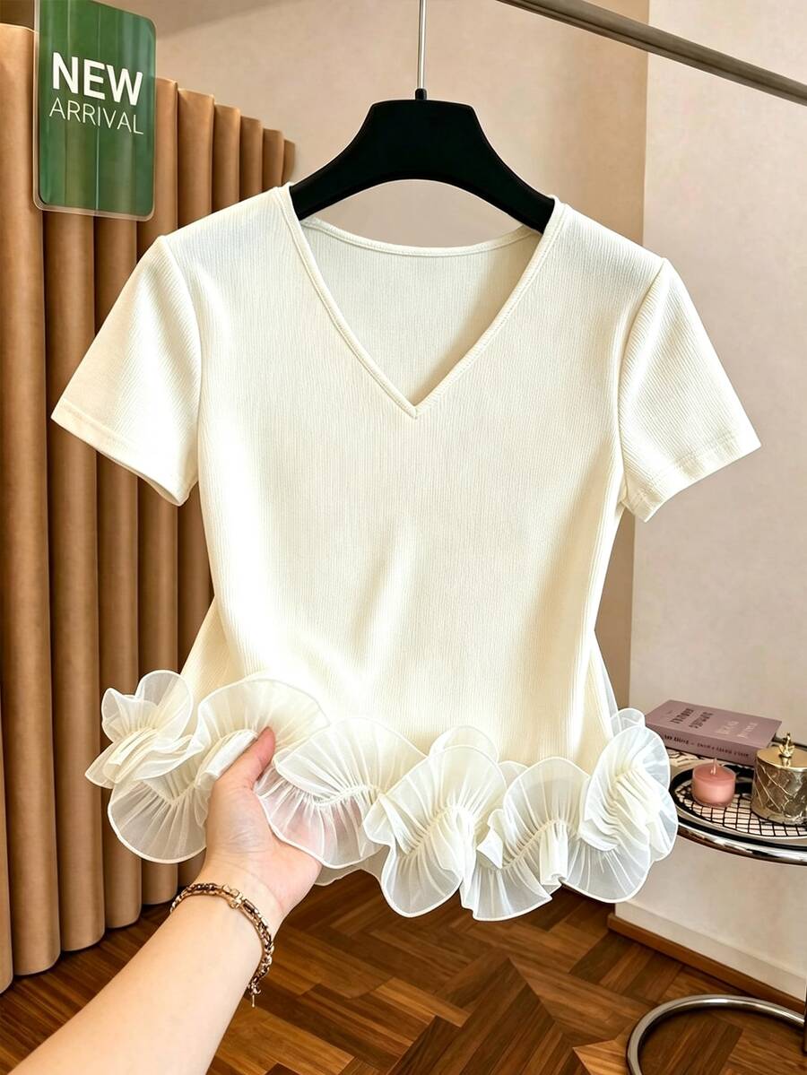 SHEIN Franclia 女款夏季優雅白色V領羅紋短袖T恤，網紗荷葉邊拼接下擺上衣，百搭四季，適合海灘約會派對