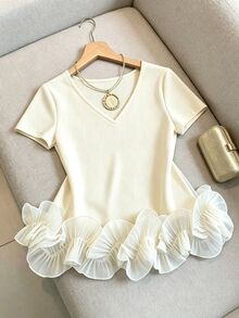 SHEIN Franclia 女款夏季優雅白色V領羅紋短袖T恤，網紗荷葉邊拼接下擺上衣，百搭四季，適合海灘約會派對 - 杏色 - 查看 5