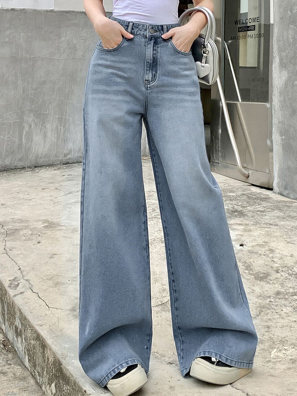 Women's Casual Versatile Daily Travel Denim Jeans With Pockets And Buttons Cute Tops