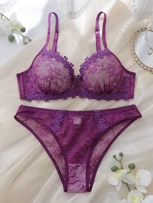 DelicateAllure 2件組 有鋼圈模杯高支撐聚攏提拉蕾絲拼接3D花卉純浪漫女款內衣套裝 - 紫色 - 查看 6